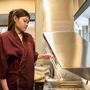 串揚げへのこだわりは食材だけではありません。パン粉は油の吸収が少ない極細目のものを、揚げ油にはオランダ産の高級ラードを使用。さらに神経を研ぎ澄ませて、極上の一本を生み出します。