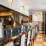 串揚げコースと聞くとどことなく敷居が高いイメージがあるものの、平日なら1,000円台からランチをいただけます。清潔感のある店内にはテーブル席のほかにカウンター席もあり、フラッと気軽に利用できます。