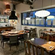 レトロでお洒落なテーブル席