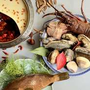 寒い冬の時期にぴったりな火鍋コースを
ご用意しております。
お手軽な飲み放題付き5,500円のコースから
豪華食材を使用した16,500円(料理のみ)の
八宝火鍋の2種類からお選びください。