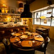 どこか懐かしい、レトロでちょっとロマンチックな雰囲気の店内。ランチ・ティータイム・ディナーと、1日に3つの時間帯で楽しめるのもうれしいポイントです。 円卓を囲んで、家族揃ってのひとときはいかが。