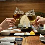 店内は、モダンなテイストと、トラディショナルな要素が調和したオシャレな空間。恋人とのデートや夫婦の食事など、日常使いにもオススメです。12席あるカウンター席で、横並びデートも良いものです。