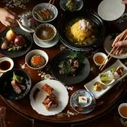 全てのメニューの中から
お好きなものを自由に選べる贅沢なコース
小さいポーションでご用意いたしますので、
色々なお料理をお召し上がりいただけます。
巣王の魅力が詰まった満腹全席をご堪能ください。