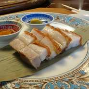 下処理を施した皮付きの豚バラ肉を、温度を上げながらじっくり焼き上げています。サクサクの食感と、もちもちの食感、ジューシーな肉の味わいを一度に楽しめるようにシンプルな塩味で焼き上げてます。