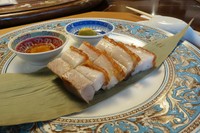 皮付きの豚バラ肉を使用。シンプルな塩味で焼き上げた逸品『クリスピーローストポーク』