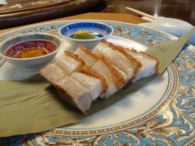 皮付きの豚バラ肉を使用。シンプルな塩味で焼き上げた逸品『クリスピーローストポーク』