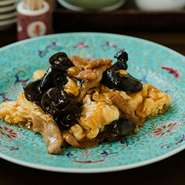 中国山東省発祥のお料理、豚肉とキクラゲの卵炒めです。低温調理した豚肉と存在感のあるキクラゲ、引け目をとらずに炒める卵。卵のふわとろな食感を残しつつ、3つの食材にまとまりを出すように意識して作りました。