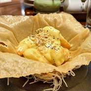 王道で人気の海老マヨ。練乳とマヨネーズに、レモン汁とマンゴーピューレを加えることで甘すぎずさっぱりとした味わいに。春巻の皮を揚げたものをお皿替わりに、パリパリと割りながら一緒にお召し上がりください。