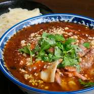 一口大に切ったお肉を脂入りの汁で煮込んだ典型的な中国料理の一つです。
唐辛子や花椒を使った辛い味付けのお料理です。途中でお持ちする麺を入れて更にお楽しみください。