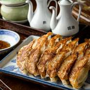 名物の焼き餃子は、シンプルながら味わい深く、パリパリの皮の食感と、ジューシーな餡を楽しめます。さらに自家製にんにく酢と自家製ラー油で、好みの味の変化を堪能できます。