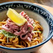 南船場㐂舌の黒毛和牛で、伝統的な伴麺をアレンジ！
牛醤：アミノ酸が30倍にもなった熟成肉の発酵液と3種類の麹、塩、
アルコール、米でんぷんを醸造したもの。
伴麺：卵麺を使った中華料理で、具や汁を混ぜたもの。