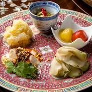 風味・香り・食感に拘った前菜盛り合わせは、さまざまな味を少しづつ楽しめます。人数分のご注文をおススメいたします。