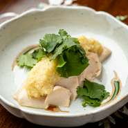 国産の鶏モモ肉を使用した蒸し鶏に、シンプルなネギソースをたっぷりとかけました。あっさりとした味わいと、肉厚の蒸し鶏の食べ応えをお楽しみください。