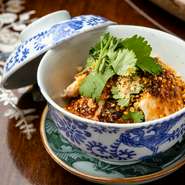 自家製のよだれ鶏ソースは、蒸し鶏との相性が良く、クラッシュピーナッツとパクチーをトッピングした、色鮮やかな一品です。