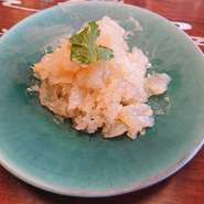 一口大にちぎったクラゲはネギソースとの絡みが良く、さっぱりとした口当たりとコリコリ食感をお楽しみいただけます。