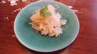 一口大にちぎったクラゲはネギソースとの絡みが良く、さっぱりとした口当たりとコリコリ食感をお楽しみいただけます。