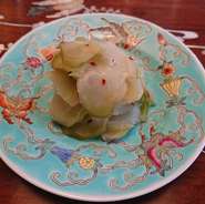 スタンダードな茶色い味付けザーサイではなく、浅漬けの青ザーサイであっさりと召し上がっていただけます。