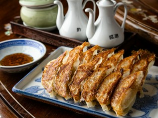 外はパリパリ、中はジューシー。こだわりの一品『巣王の餃子』