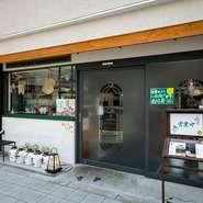 堺筋本町駅から徒歩5分。交差点の角にある中国料理店が【餃子そして焼味　巣王】です。店名にある通り『餃子』『焼味』が看板メニュー。本場の香港・広東料理が味わえる、レトロでモダンな一軒です。