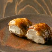 焼鳥と鶏料理の食材は、琵琶湖畔で育てられる地鶏「淡海地鶏」。上品で旨い脂、きめ細かな肉質と濃厚な旨み、歯ごたえの良さが揃い、串＆料理ともハイレベルのおいしさ。土佐備長炭での火入れ技も絶妙です！