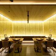 海外からのゲストに日本の魅力を伝える、大切な一席にも最適なお店。北海道産の海鮮をはじめとした旬の逸品を、洗練された空間で楽しめます。6～7名で利用可能なVIP席もあり。特別な日は事前の相談がオススメです。