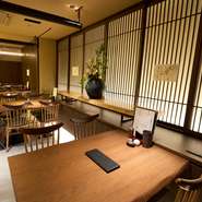 メインフロアは高級感を醸し出しつつも、敷居の高さは感じさせないカジュアルな空間。銀座というロケーションもあり、ビジネスパートナーとの食事会をはじめ、多くのシーンに対応してくれそうです。