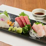 北海道産の海鮮より、当日最も味わうべきオススメを3～5種ピックアップ。季節の素材を使った演出と共に、その時期ならではの一皿を届けてくれます。一皿で四季を感じる、鮮やかな盛り合わせです。