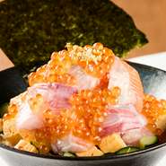 北海道産を中心に、市場から仕入れた新鮮な食材をシンプルに味わう海鮮丼。色とりどりの見た目も楽しい、華やかな逸品です。