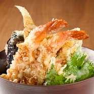 旬の鮮魚や野菜を使った天ぷらを、豪快に盛り付けた天丼。サクッとした衣と食材ごとに異なる食感・味わいで楽しませる、食べ応えのある逸品です。