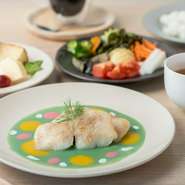 『選べるメインのお野菜たっぷりランチ　白身魚のポワレ　季節のソース』