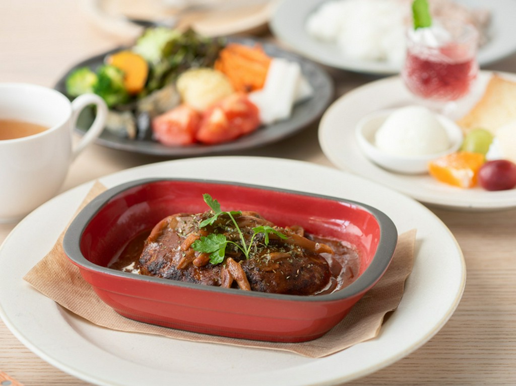 『選べるメインのお野菜たっぷりランチ　特製デミグラスソース煮込みハンバーグ　季節のアレンジ』