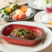 『選べるメインのお野菜たっぷりランチ　特製デミグラスソース煮込みハンバーグ　季節のアレンジ』