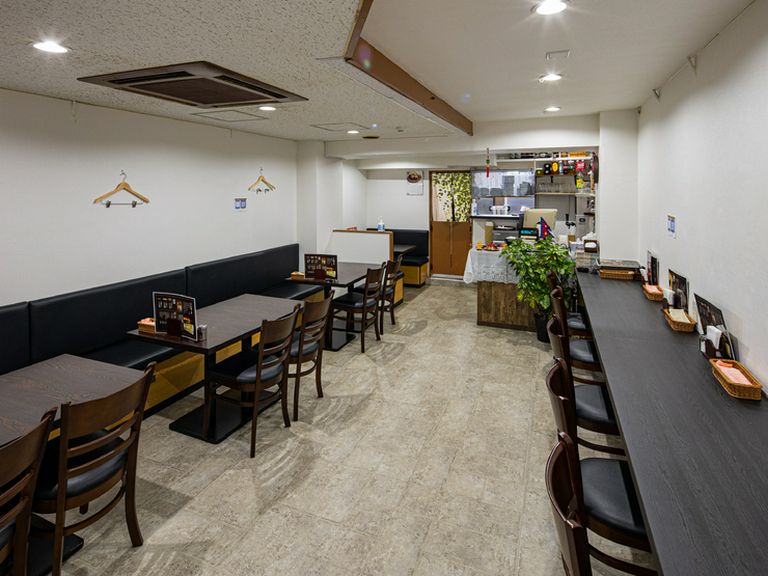 一人でも気軽に利用できる、壁向きのカウンター席