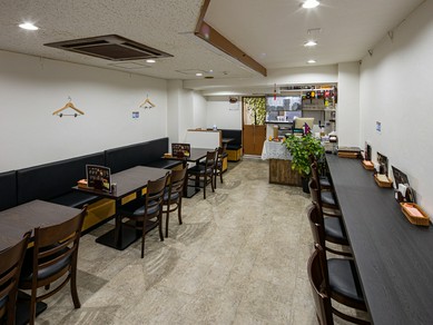 一人でも気軽に利用できる、壁向きのカウンター席
