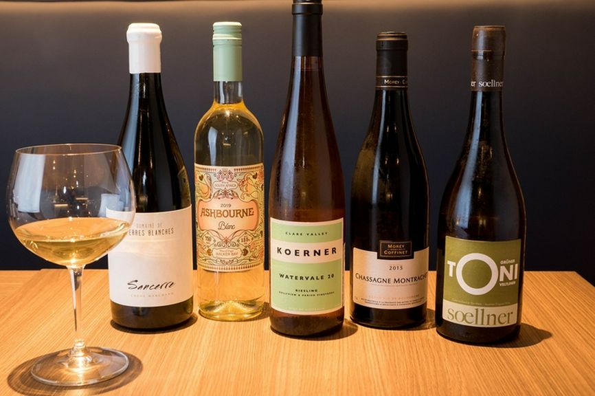 120種にのぼるワイン。本日のグラスワインも注目