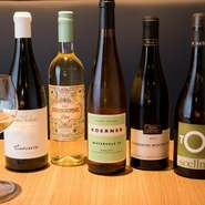 ワインは自然派からクラシックまで120種以上。本日のグラスワインでは、通常ボトルのみで提供しているワインも楽しめます。ときにはボルドーの有名シャトーを味わえることも。本日のグラスワインもぜひチェックを。