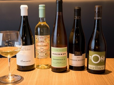 120種にのぼるワイン。本日のグラスワインも注目