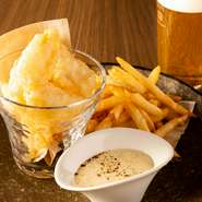 ビールの泡を使ってふわっふわに揚げた、白身魚のフライに、王道のフレンチフライ！お酒が止まりません。。。
