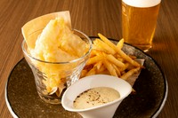 ビールの泡を使ってふわっふわに揚げた、白身魚のフライに、王道のフレンチフライ！お酒が止まりません。。。