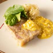 色々な豚肉の部位をコラーゲンで固めた、食感が楽しい自家製テリーヌ。
