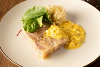 色々な豚肉の部位をコラーゲンで固めた、食感が楽しい自家製テリーヌ。