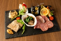 SPICA自慢のタパスを盛り合わせに。まずはこれをつまみに、パスタやメインディッシュを選んでください