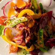 旬の食材を自家製ドレッシングで。