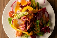 旬の食材を自家製ドレッシングで。