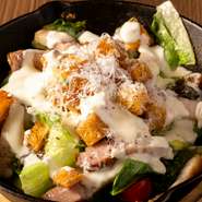 オーブンで熱々になった鍋でしっとり焼き上げたロメインレタスに濃厚なチーズ、自家製ベーコンを乗せた新たなSPICA名物料理！！
