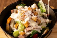 オーブンで熱々になった鍋でしっとり焼き上げたロメインレタスに濃厚なチーズ、自家製ベーコンを乗せた新たなSPICA名物料理！！
