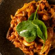 その日のシェフの気分で食材を選び考案される気まぐれパスタ。トマトソース、オイルベース、クリームソースで、、などのご要望にもお応えいたします！