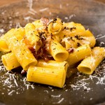 歯ごたえのしっかりとしたショートパスタ『リガトーニ』に、濃厚な卵黄が絡みます。トリュフの香りが贅沢な一皿。