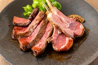 穀物牛のハラミとラムを豪快に盛り合わせに！これ一皿で満足度MAX！