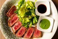 程よくサシの入った柔らかい国産牛のモモ肉をサックサクの牛カツに！わさび醤油ソースで。